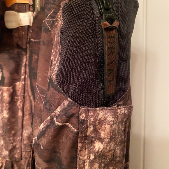 New Youth Drake waterfowl insulated bibs Realtree timber pattern
Youth size 16 - Picture 3 of 6